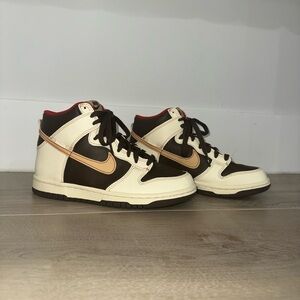 Nike Kids' Black and Cream Sneakers with Tan Accents